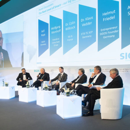 Adil Kaya moderates at the SIGOS Telecommunications Conference in Nuremberg, 2018